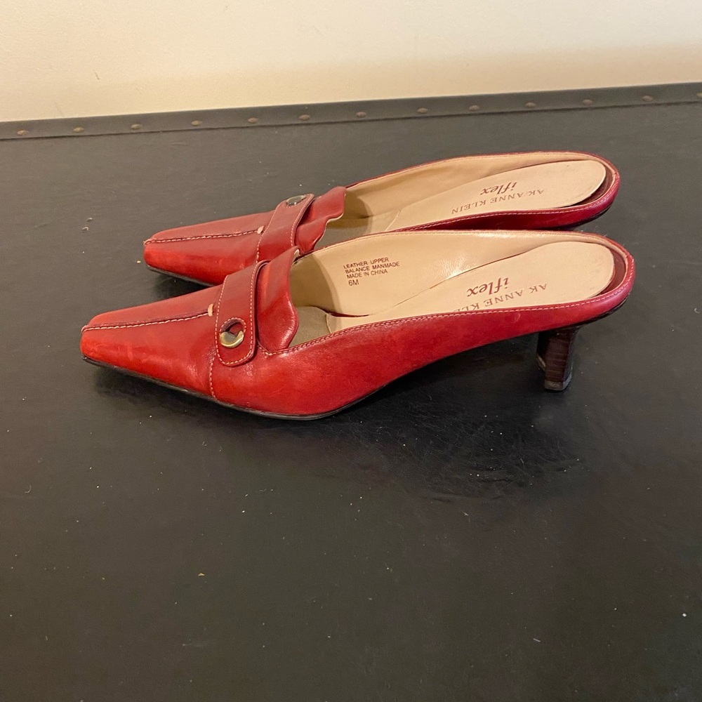 Anne Klein Women’s Size 6M Red Leather Mules with Seam down the front of shoe - Picture 3 of 10